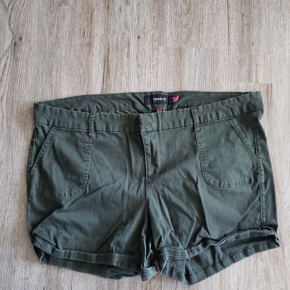 Torrid adorable cuffed shorts size 22